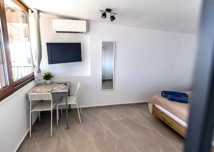 Mira Luxury باراليا ديونيسيو